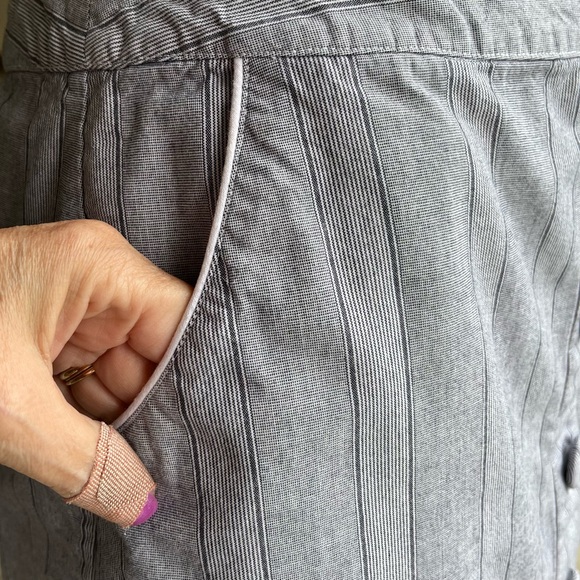 •Banana Republic• Gray/White Stripe Mini Skirt with Buttons - Size 8 - Picture 3 of 8